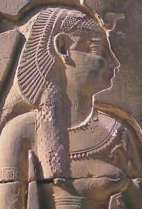 Représentation de Cléopâtre VII de profil, portant une coiffe royale