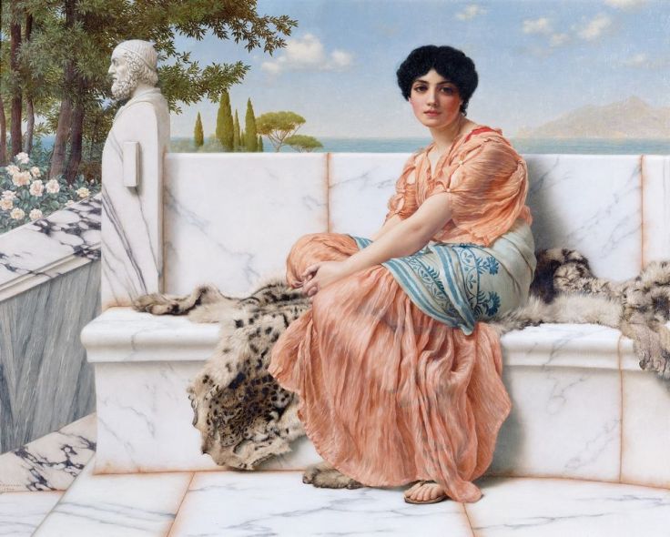 Ce tableau de John William Godward (intitulé Rêverie ou In the Days of Sappho) représente la poétesse Sappho assise sur un banc de marbre devant un paysage de mer et d'île. Elle porte une longue tunique rose saumon et un large tissu bleu en guise de ceinture.