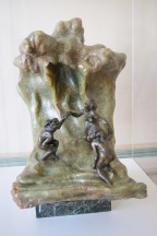 Cette sculpture de Camille Claudel, la vague, représente trois baigneuses en train de jouer, surplombées par une vague immense