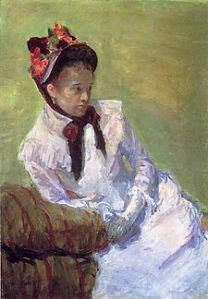 Autoportrait en peinture de Mary Cassatt. La peinture la représente en robe blanche avec un chapeau sombre orné de fleurs, apparemment assise sur un canapé