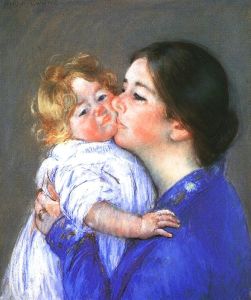 Le tableau "A kiss to Baby Anne" de Mary Cassatt représente à droite une femme vêtue d'une robe bleue et portant des cheveux sombres en chignon embrassant un bébé qu'elle tient dans son bras. Le bébé porte des habits blancs et a des cheveux bloncs ondulés.