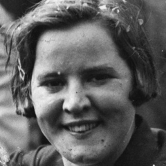 Portrait de Gertrude Ederle souriante dans sa jeunesse