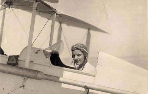Lotfia ElNadi, pionnière égyptienne de l'aviation, dans son avion