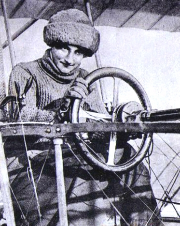 La baronne Raymonde de Laroche au volant d'un biplan Voisin - 1910