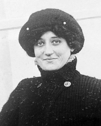 Élise Léontine Deroche, ou baronne Raymonde de Laroche
